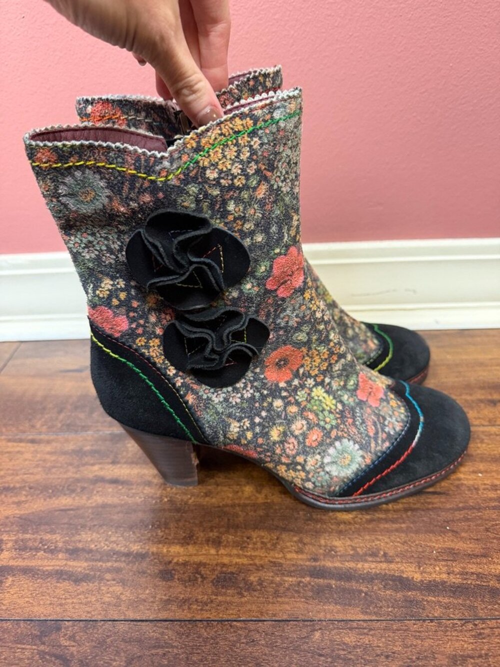 L'Artiste Simonetta Floral Bootie with Black Suede Details Size 39 or US 8.5 - Picture 7 of 11